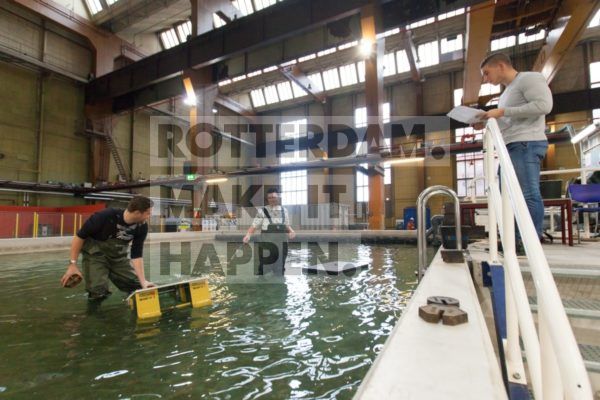 Jonge mannen bezig met een test bij Aqualab, RDM Rotterdam (Heijplaat).