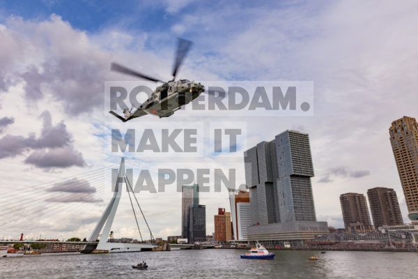 Helikopter vliegt over de Maas tijdens de Wereldhavendagen.