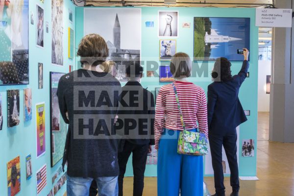 Bezoekers bekijken kunst tijdens Art Rotterdam Week.