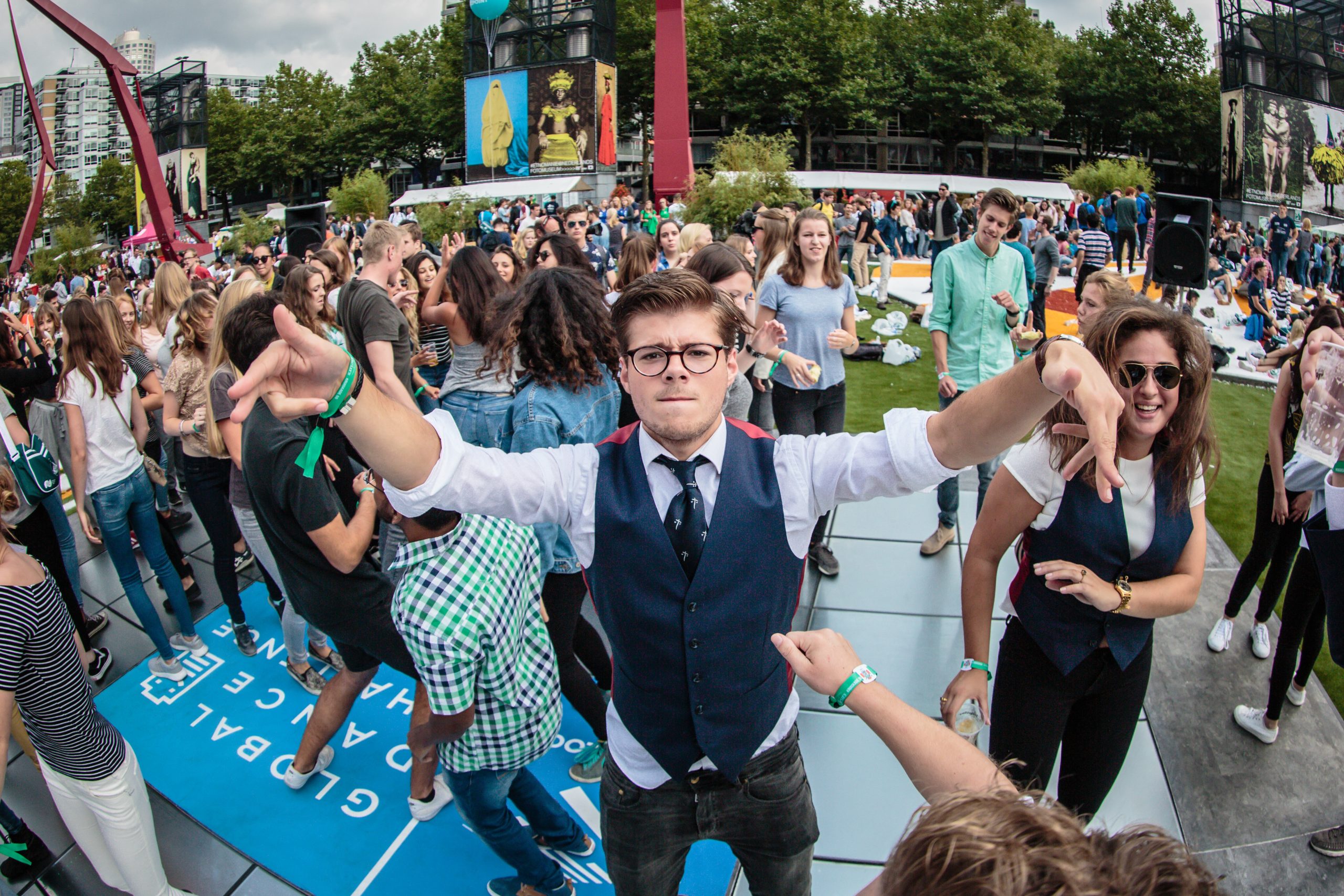 Studenten op de sustainable dancefloor op het Schouwburgplein tijdens de Eurekaweek van de Erasmus Universiteit Rotterdam