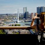 Vrouw maakt foto van het uitzicht vanaf de Euromast.