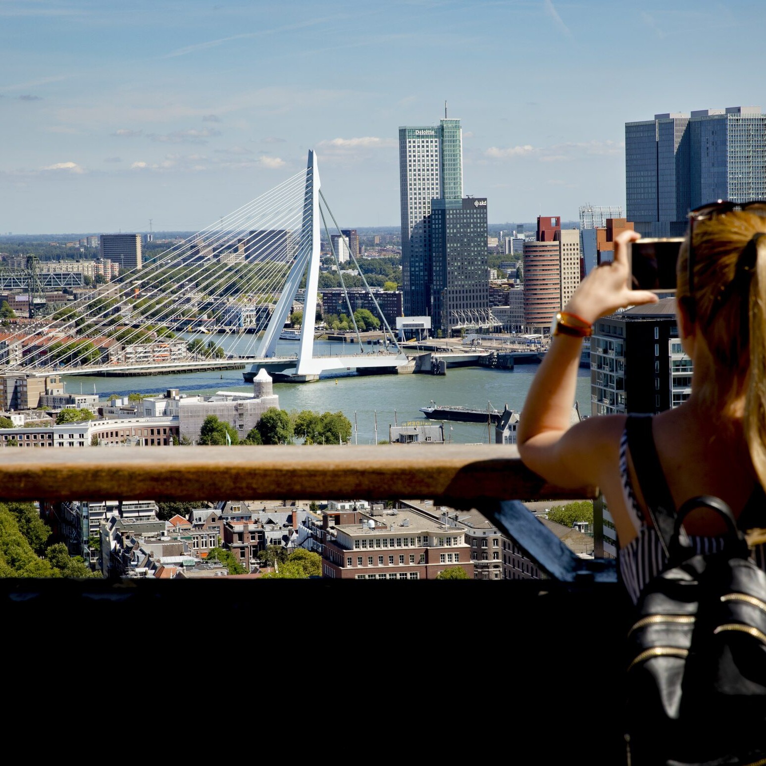 Vrouw maakt foto van het uitzicht vanaf de Euromast.
