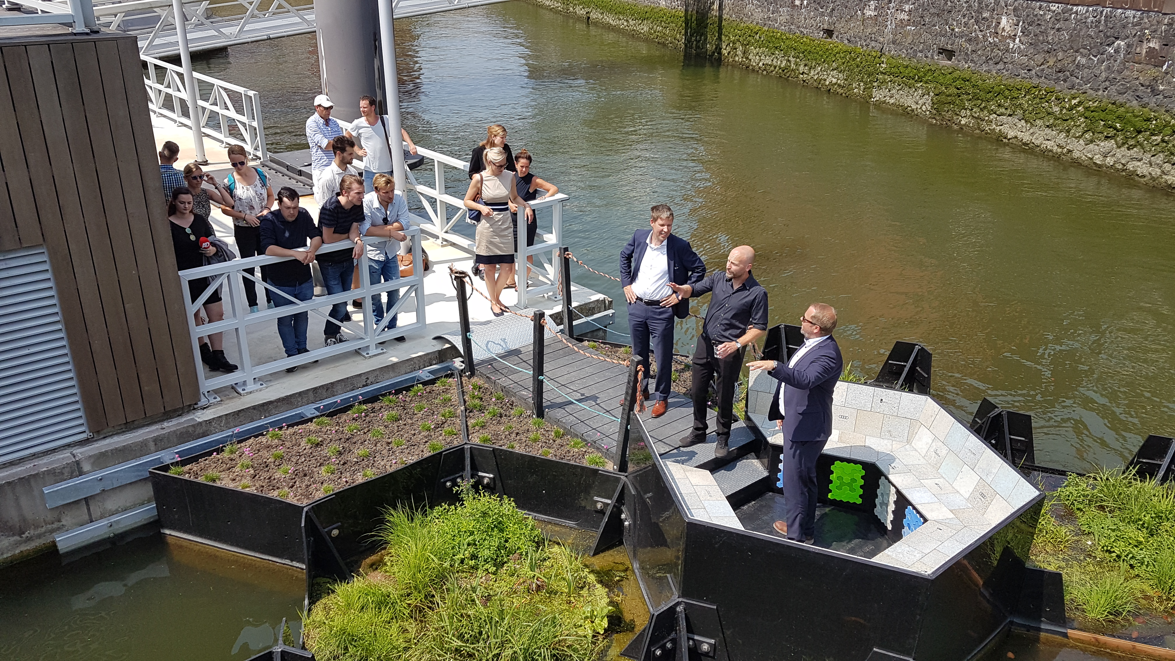 Ramon geeft uitleg bij de officiële opening