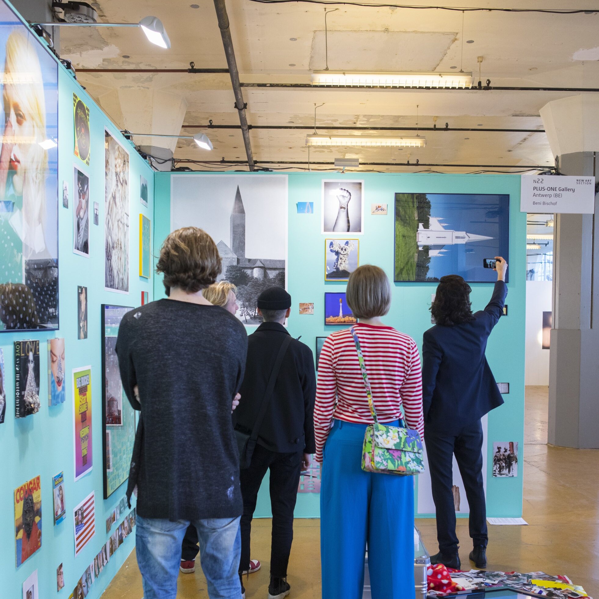 Bezoekers bekijken kunst tijdens Art Rotterdam Week.