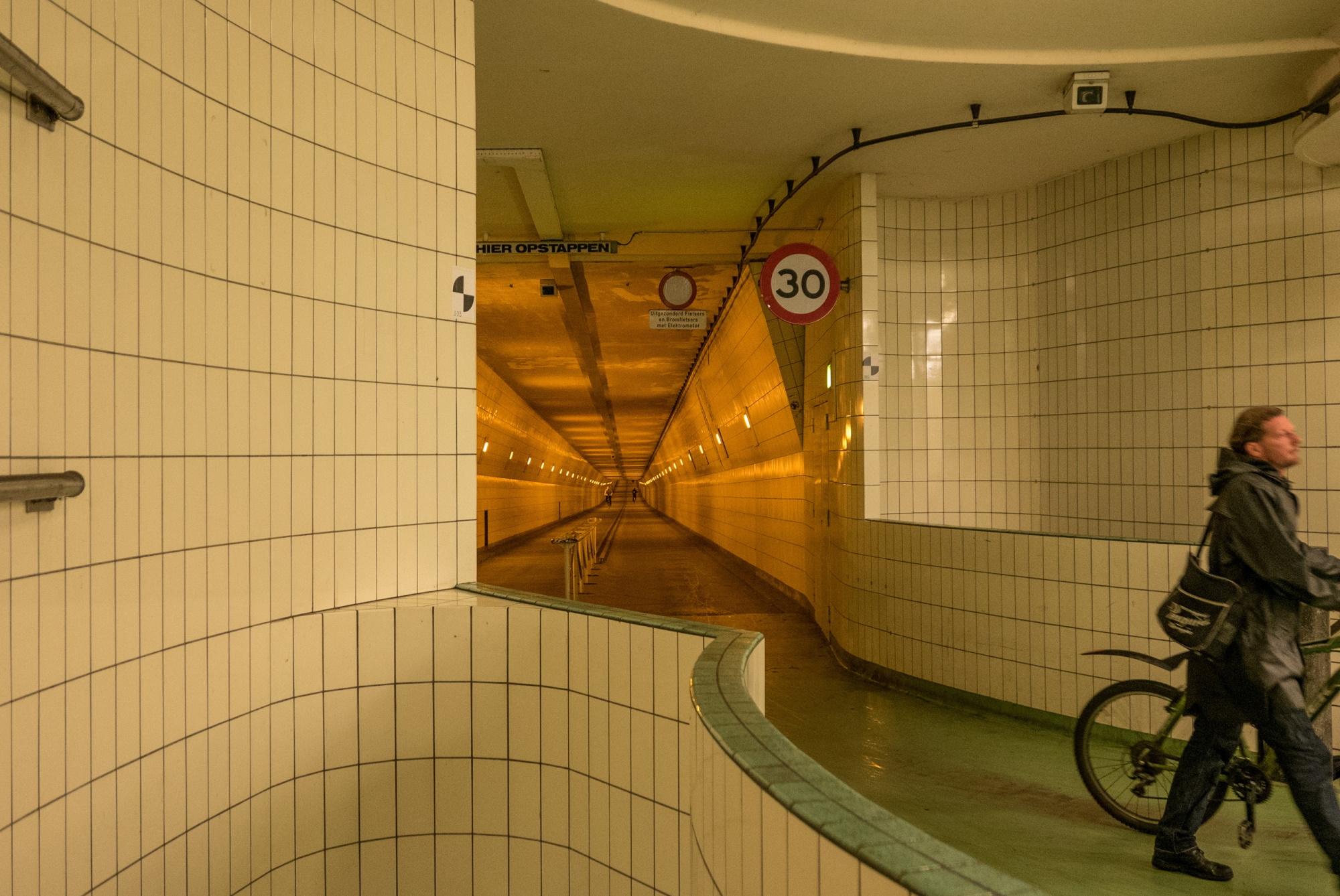 Foto: zo kennen veel fietsers de Maastunnel