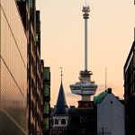 De Euromast met een zwoele lucht.