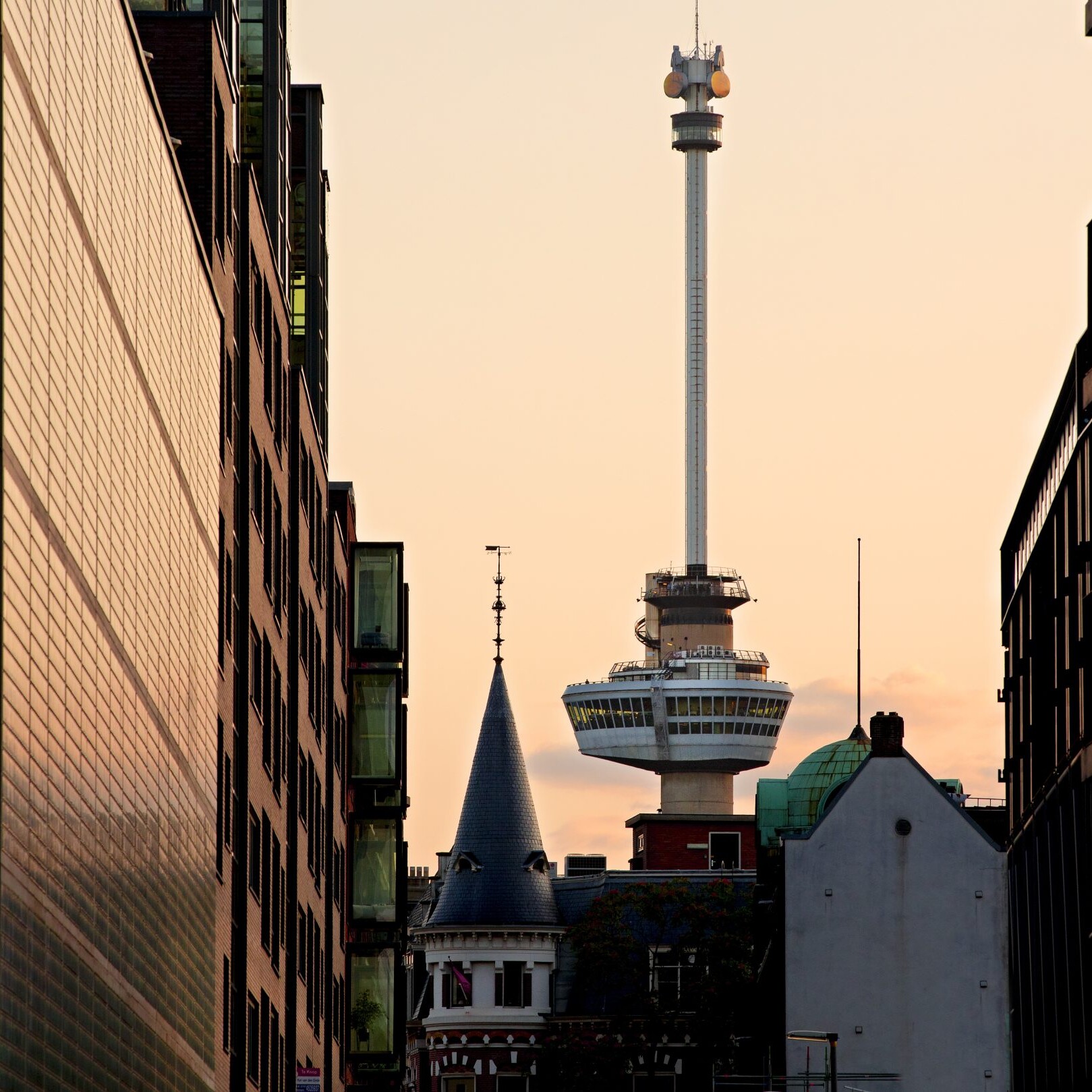 De Euromast met een zwoele lucht.