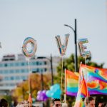 Rotterdam Pride Festival. Ballonnen vormen het woord LOVE.