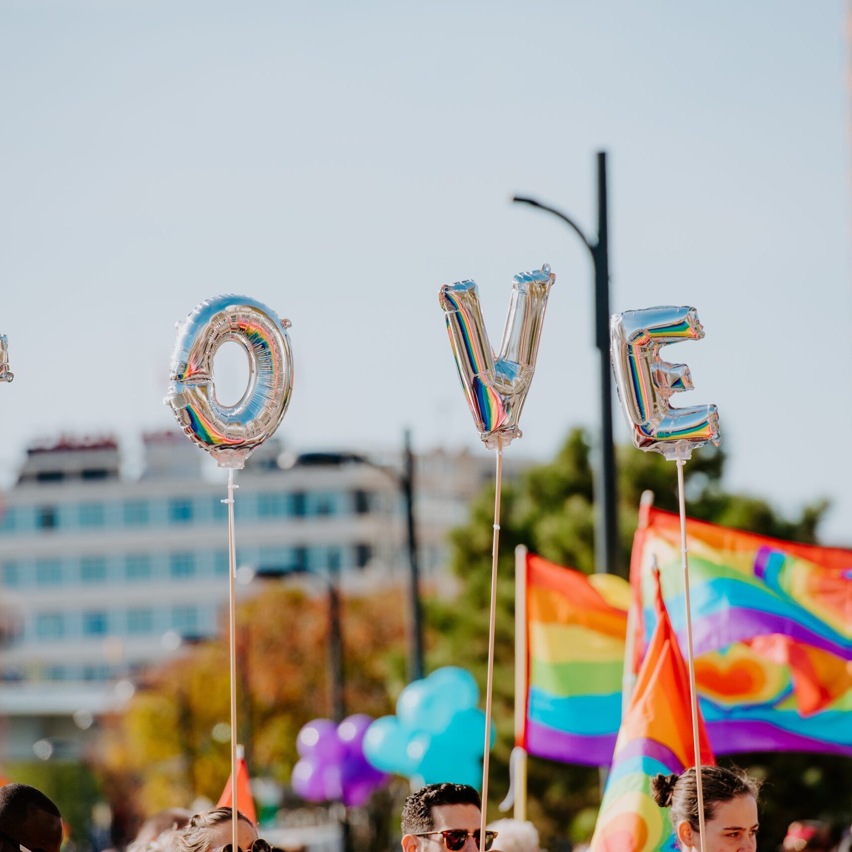 Rotterdam Pride Festival. Ballonnen vormen het woord LOVE.