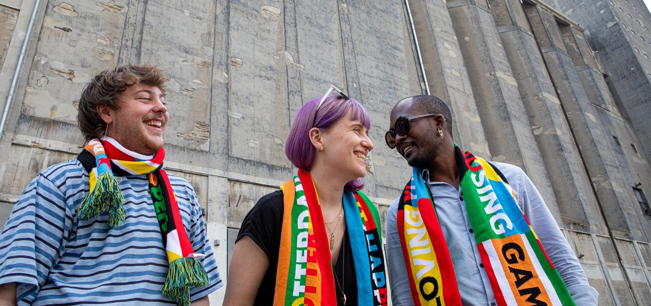Bezoekers in Rotterdam met Songfestival merchandise