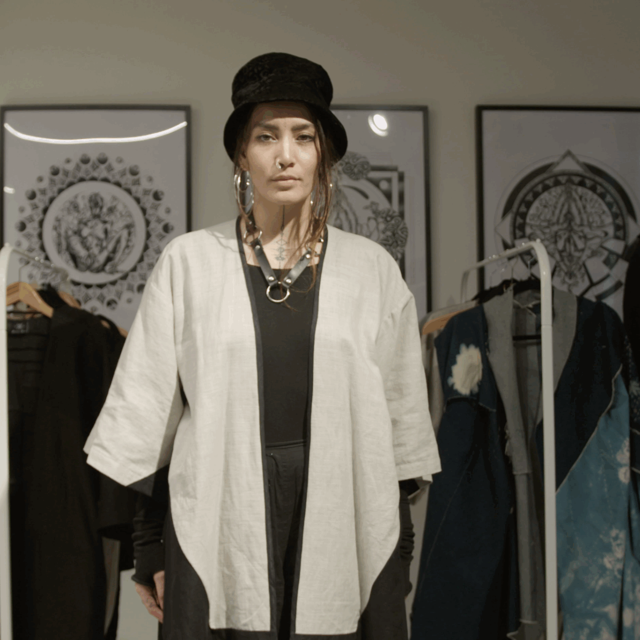 Ontwerper Mirjam Manusama op weg naar de New York Fashion Week.