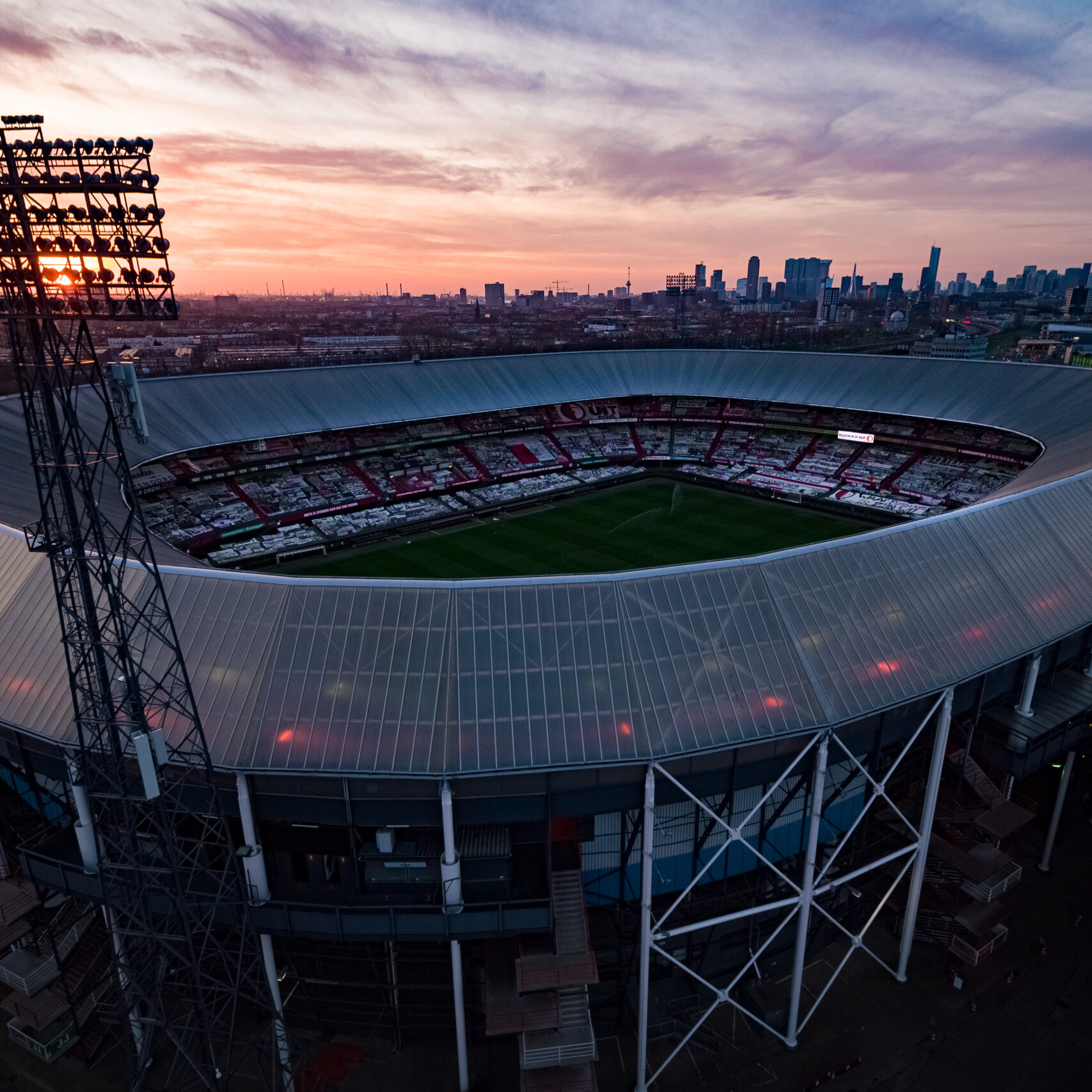 Feyenoord stadion De Kuip vol met spandoeken