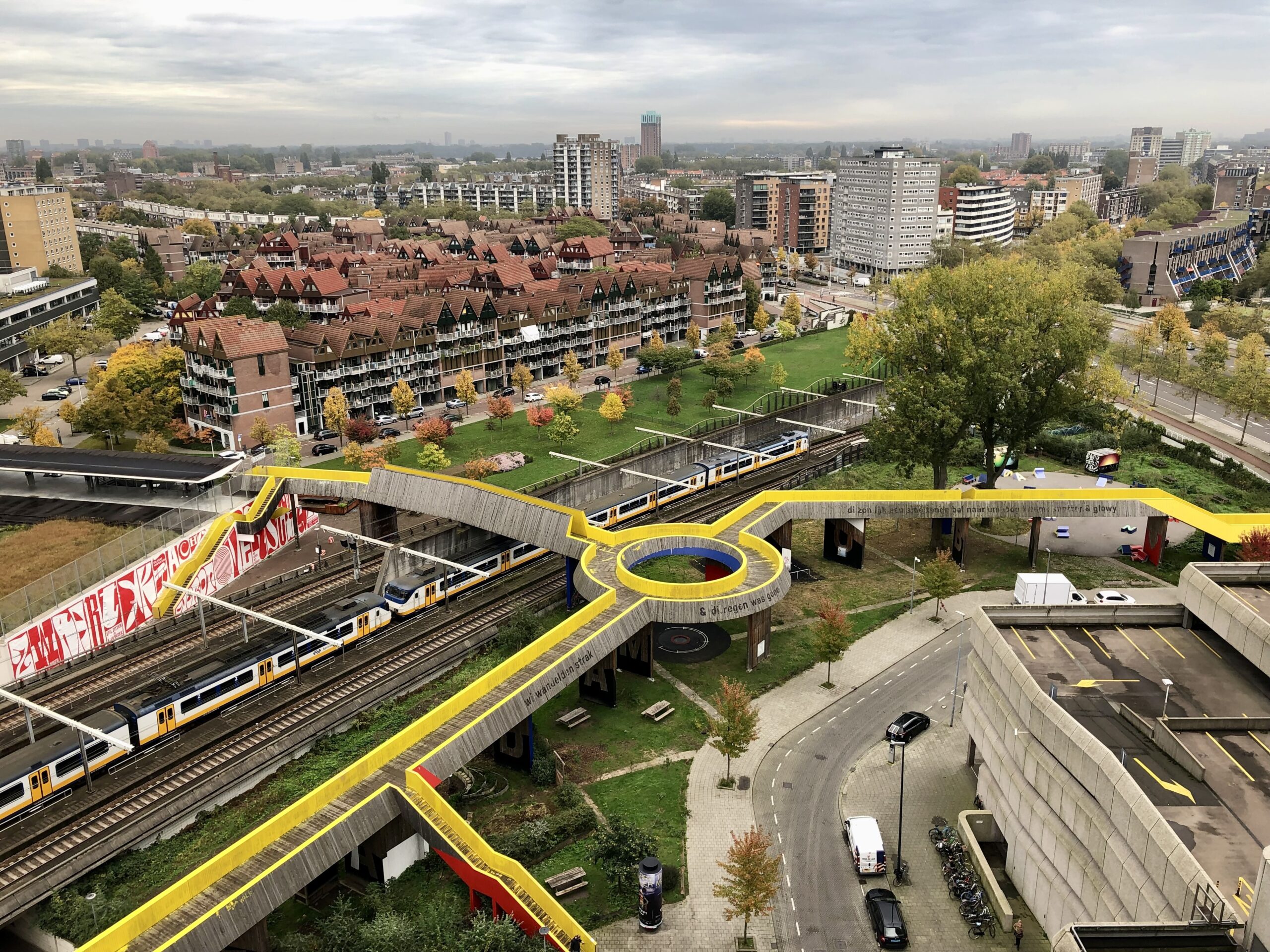 De Luchtsingel over de spoorlijn - foto Rodney Kastelan
