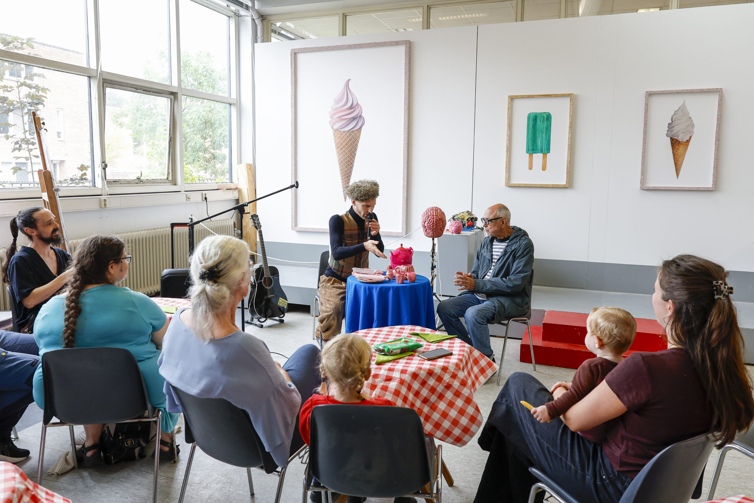 Bezoekers bij Rotterdamse kunstenaars tijdens GRAW - foto Bas Czerwinski