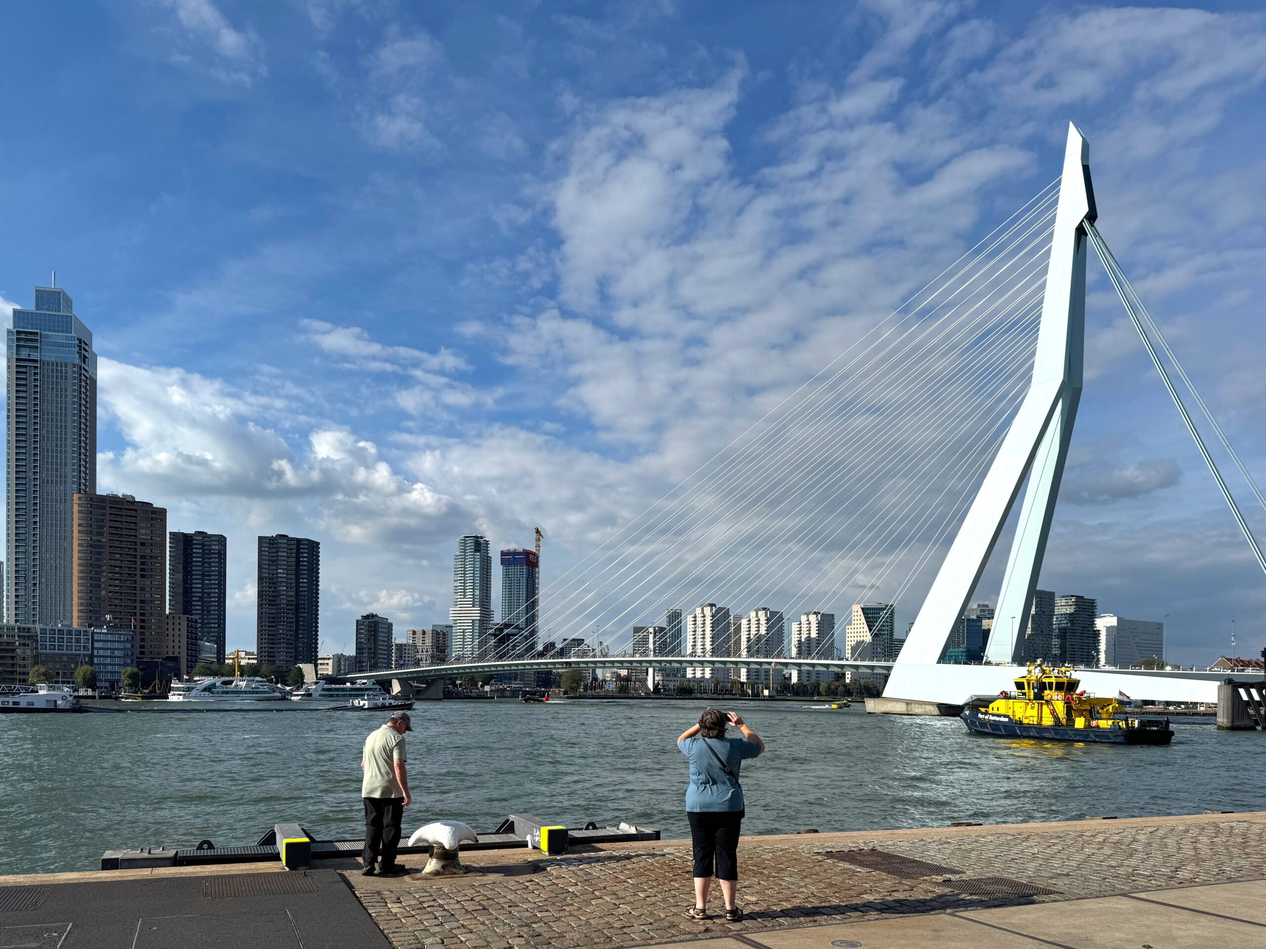 Erasmusbrug met boot Havenbedrijf Rotterdam - foto Gerben Zevenbergen
