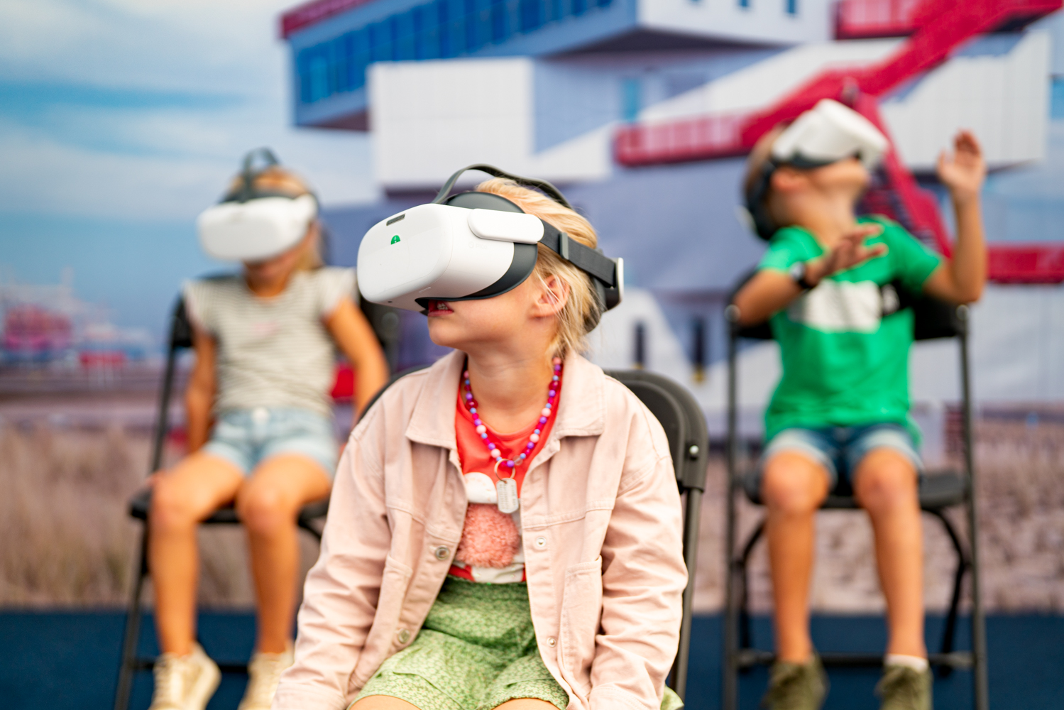 Kinderen met VR-bril op de Wereldhavendagen - foto Anne Reitsma