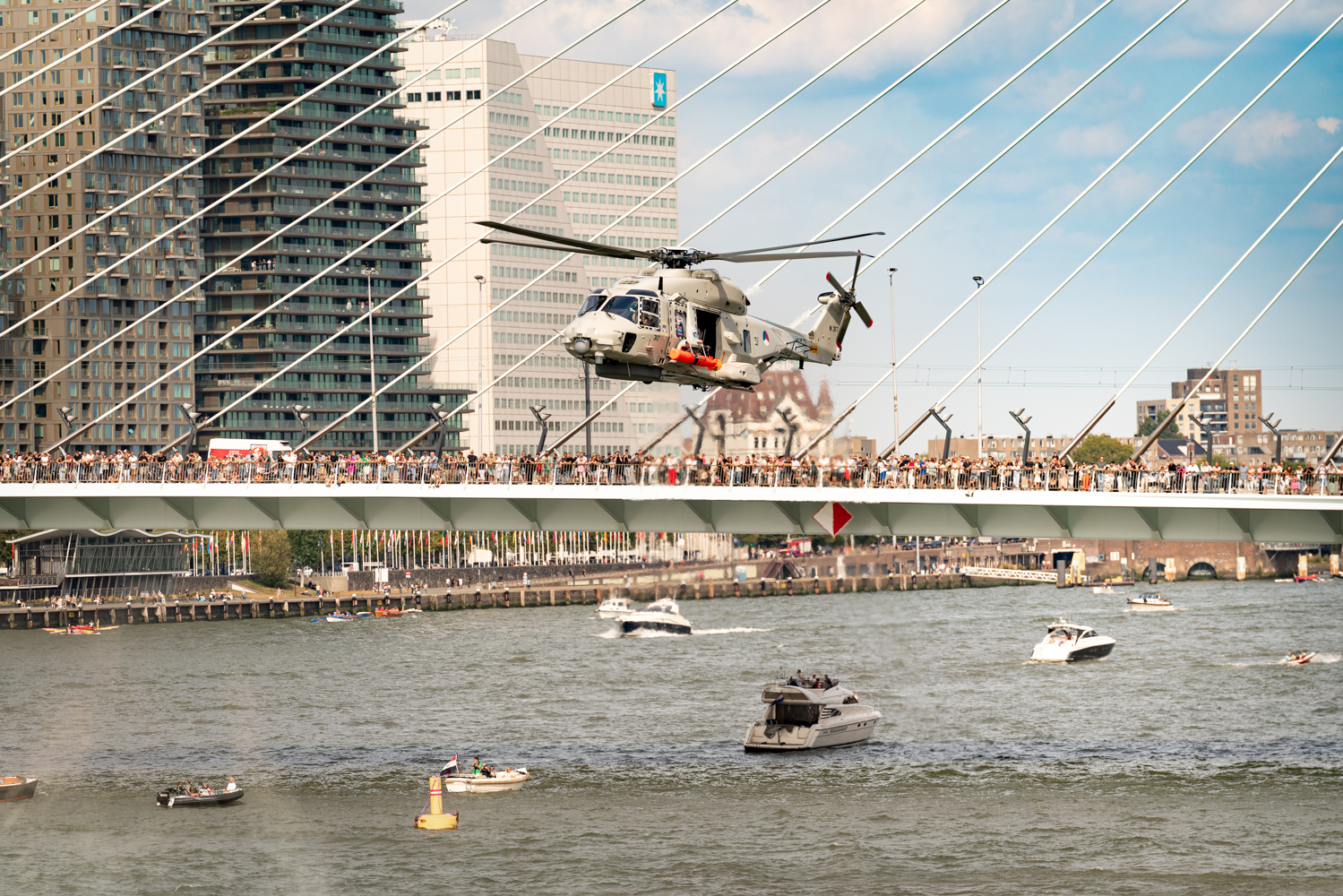 Spektakel bij de Erasmusbrug tijdens de Wereldhavendagen - foto Anne Reitsma
