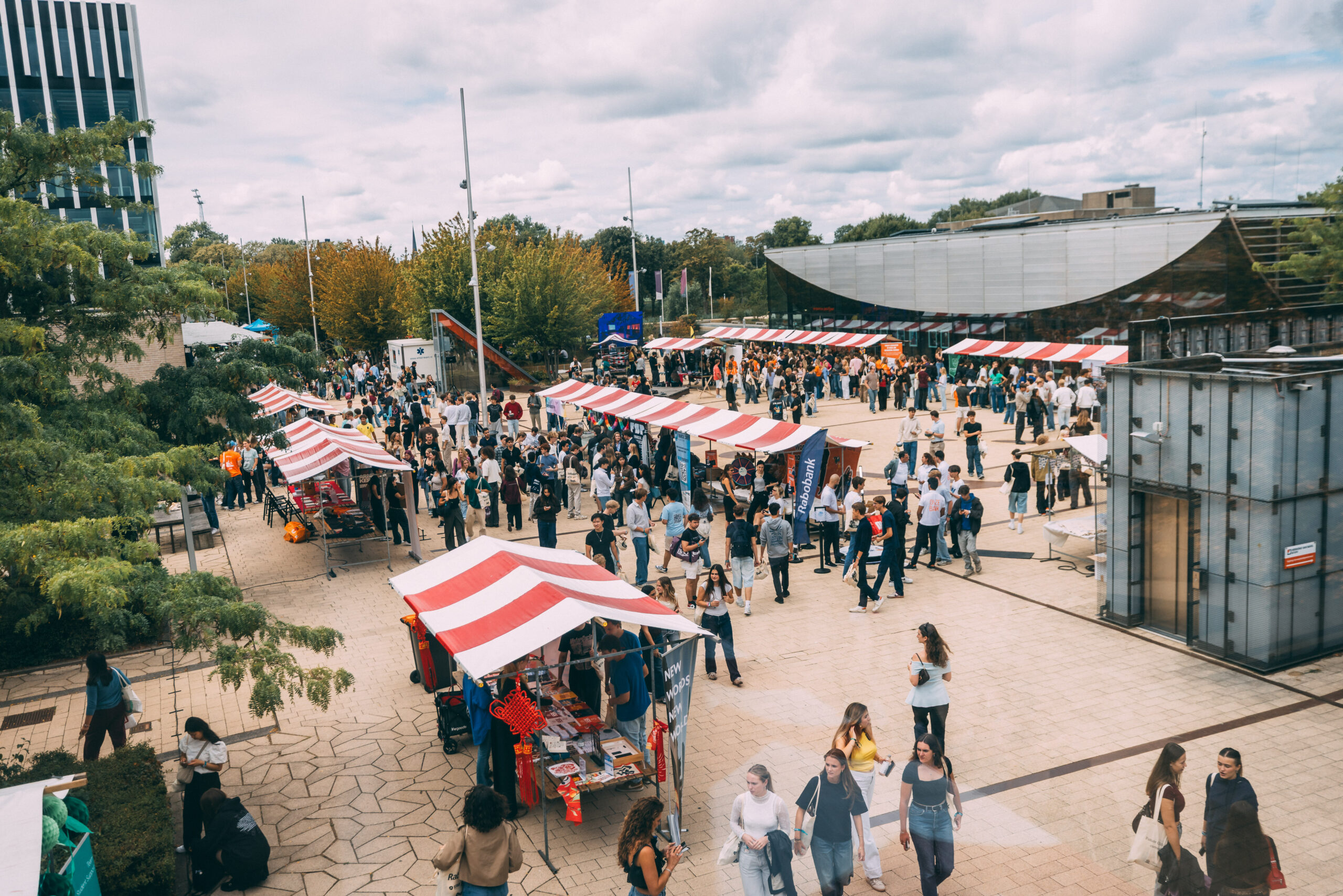 Studenten op een informatiemarkt op de campus tijdens de Eurekaweek - foto Evgeny Astapov