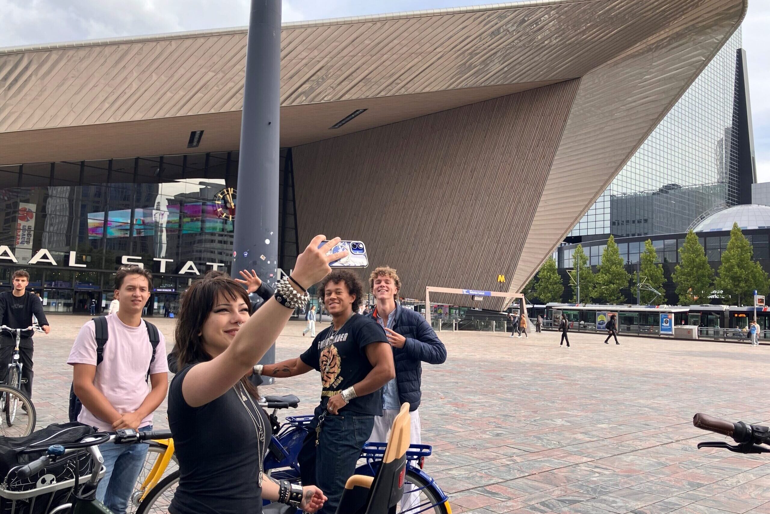 Studenten van Hogeschool Rotterdam doen een foto-opdracht bij Centraal Station