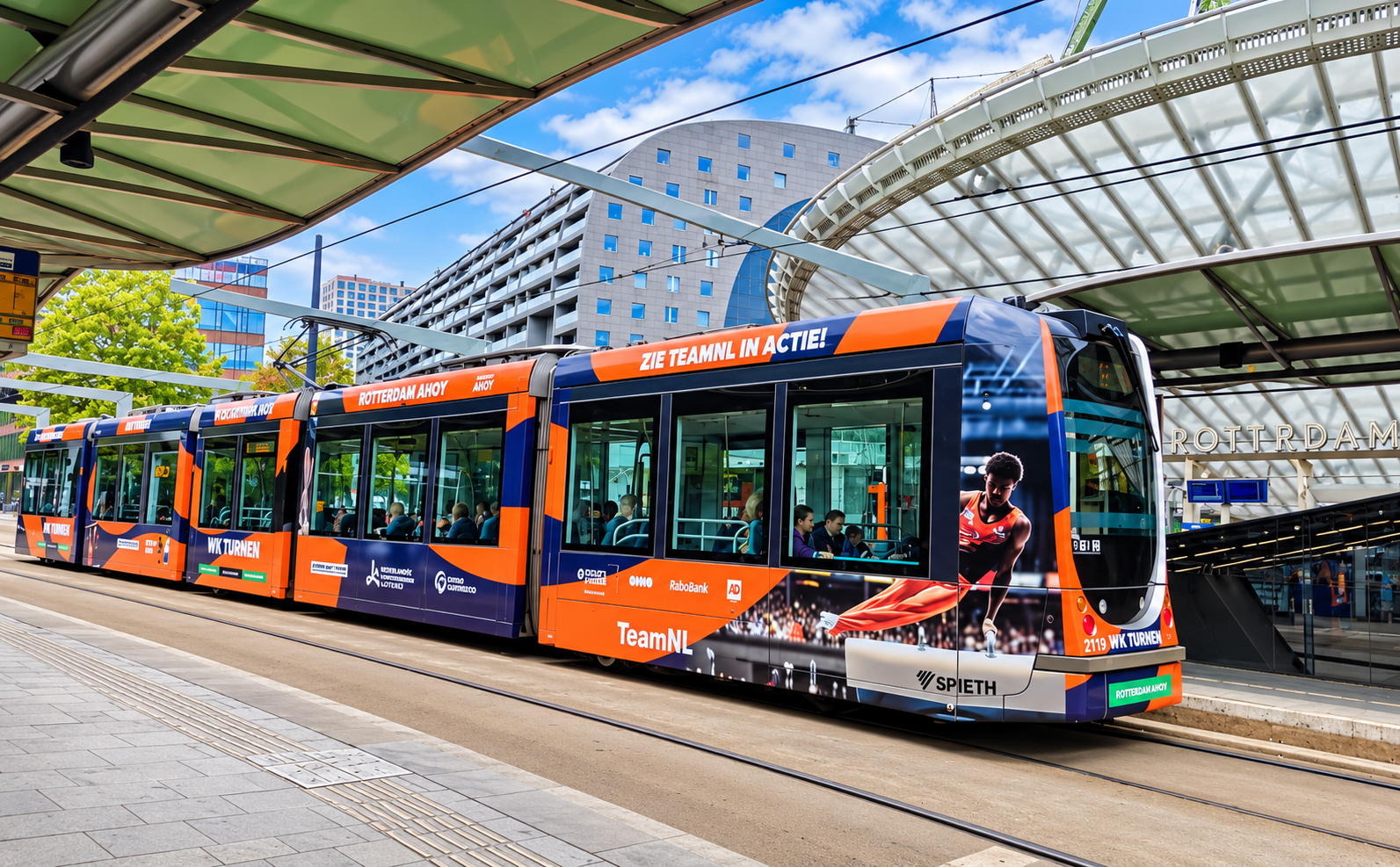 WK turnen tram van de RET bij station Blaak