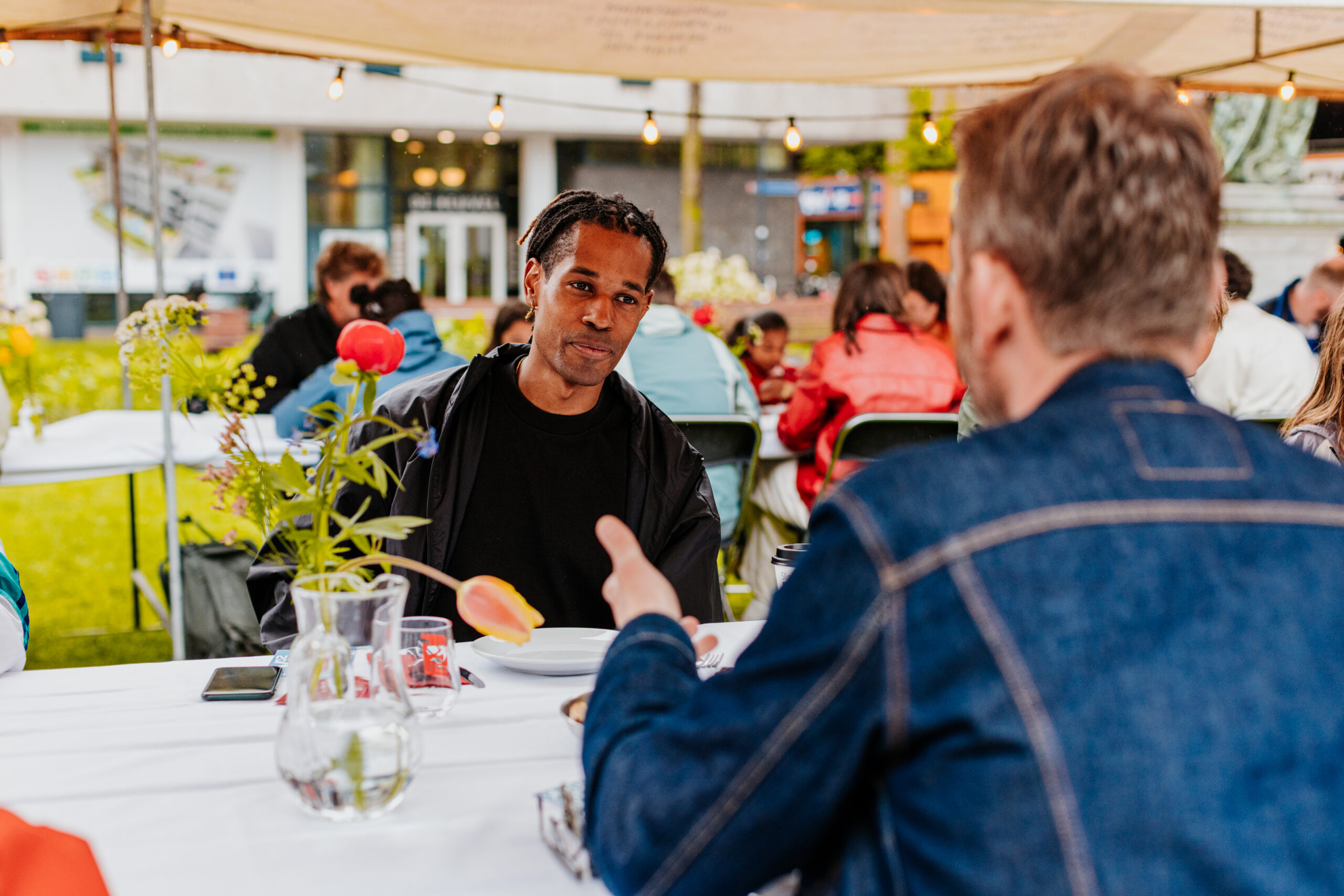 Rotterdammers in gesprek tijdens de Vrijheidsmaaltijd - foto Rosa Quist