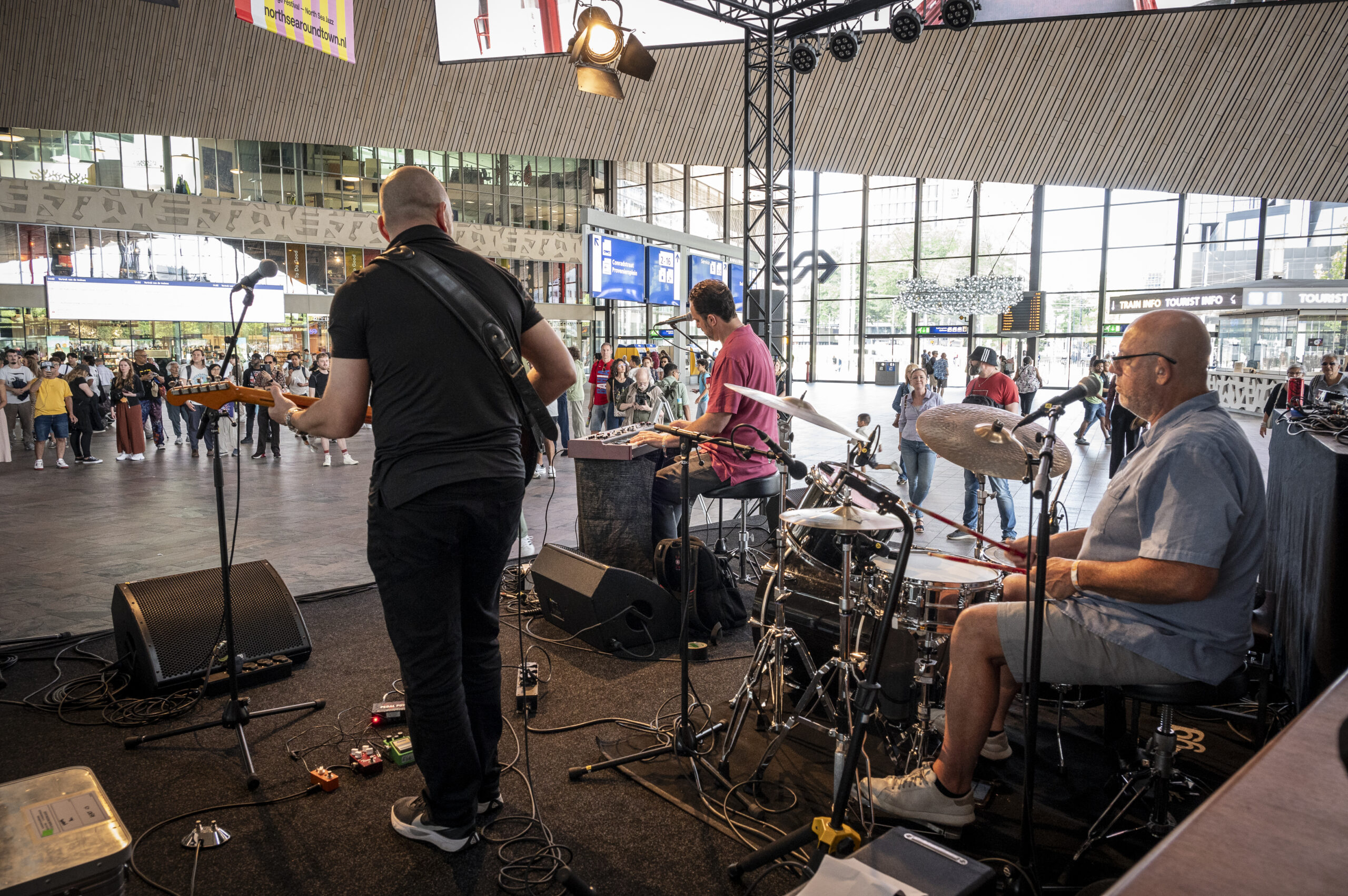 Young Talent Stage op Rotterdam Centraal tijdens North Sea Round Town - foto Maarten Laupman