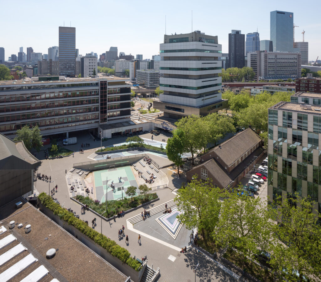 Een skyline foto van Rotterdam met het innovatieve waterplein.
