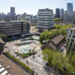 Een skyline foto van Rotterdam met het innovatieve waterplein.
