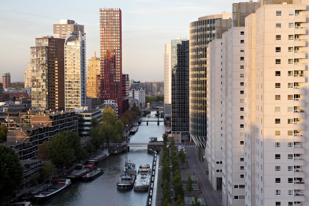 Kantoren en woonpanden aan de Wijnhaven.