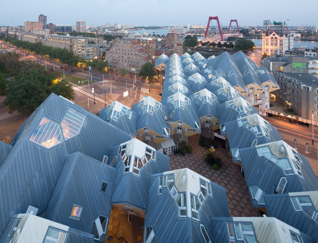 De Kubuswoningen aan de Blaak, van bovenaf gezien. De woningen zijn ontworpen door architect Piet Blom. In de verte de rode Willemsbrug en Het Witte Huis.