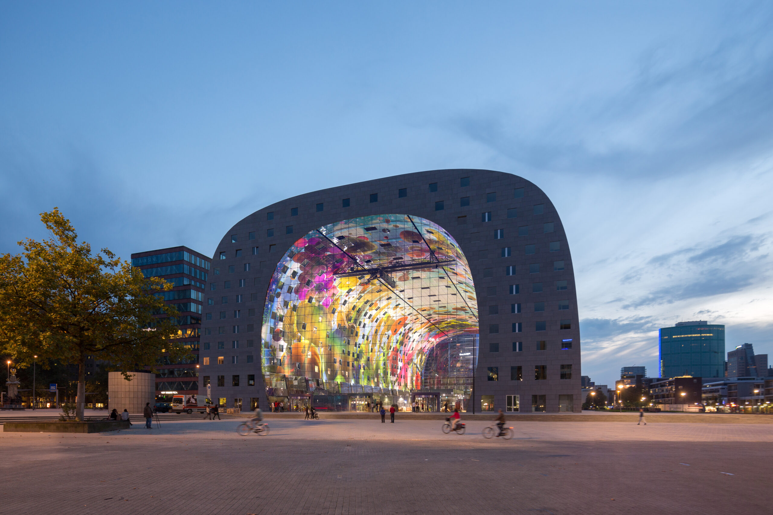 Overzicht van het interieur van de Markthal. De koepel is versierd met afbeeldingen van de verse producten die verkocht worden in de hal. Het ontwerp van dit kunstwerk is van Arno Coenen en Iris Roskam.