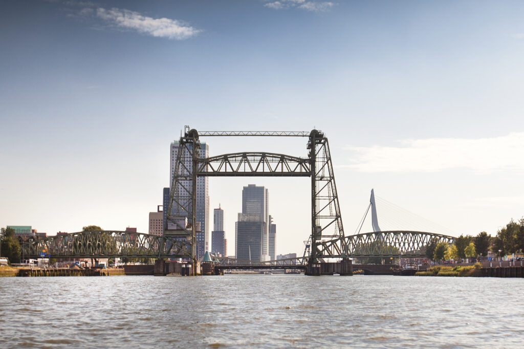 De Hefbrug, ofwel Koningshavenbrug, was vroeger werkzaam als een spoorbrug.  De brug verbond het Noordereiland met Rotterdam-Zuid. De trein gaat nu ondergronds door een tunnel.