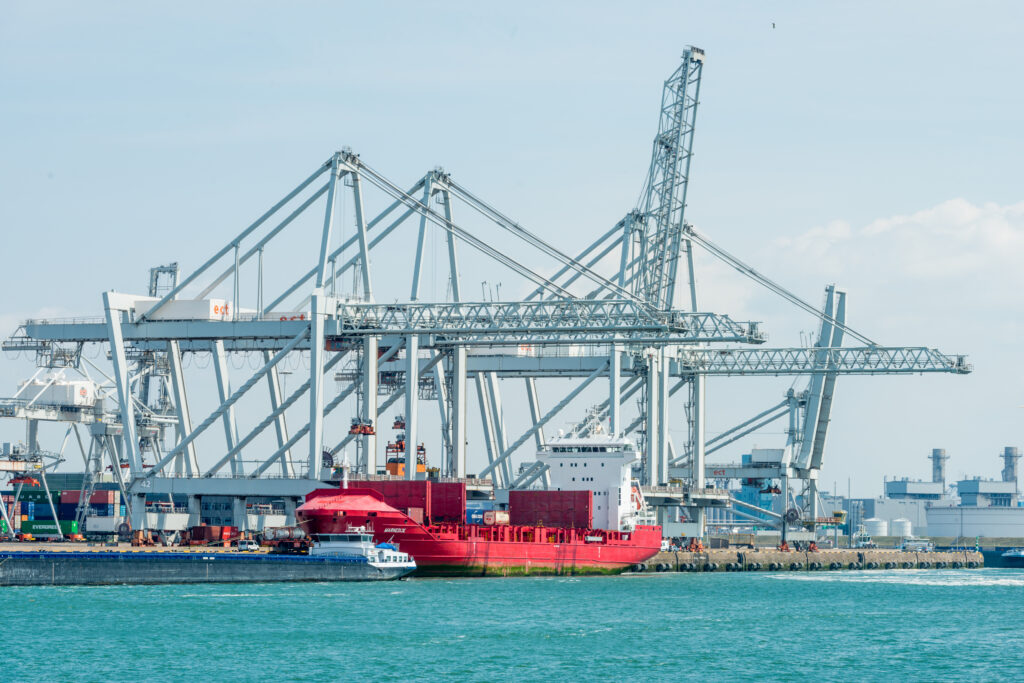 Een vrachtschip ligt aan de kade van Maasvlakte II, klaar om te worden geladen/gelost.