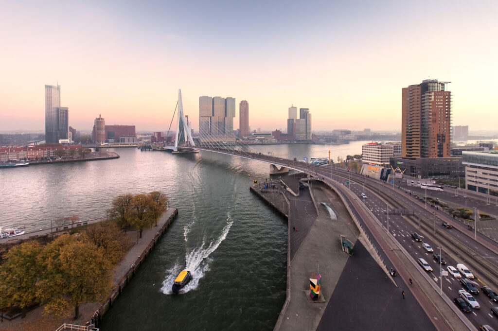 Uitzicht op de Erasmusbrug en de Wilhelminakade (met De Rotterdam) vanaf de Leuvehaven.