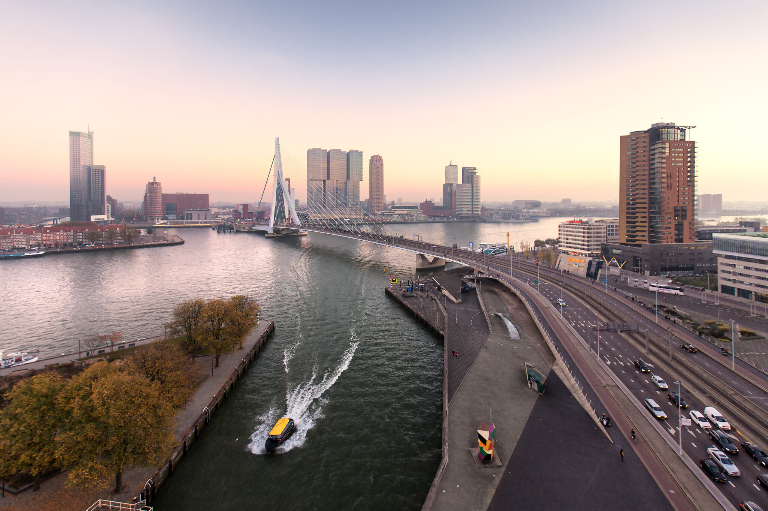 Uitzicht op de Erasmusbrug en de Wilhelminakade (met De Rotterdam) vanaf de Leuvehaven.