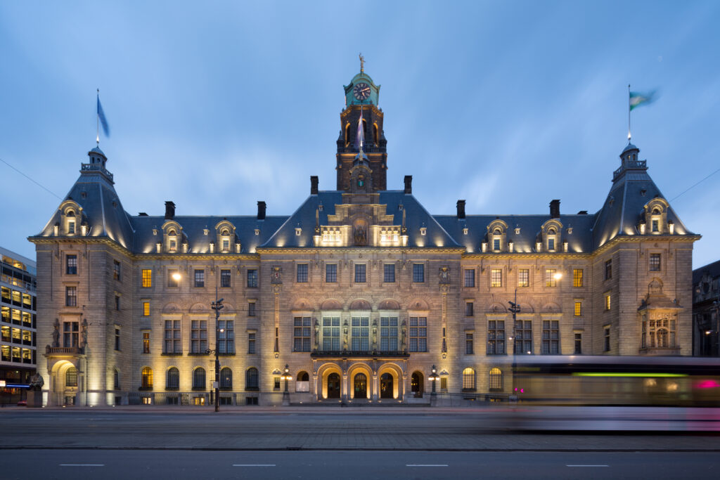 Het stadhuis  aan de Coolsingel.