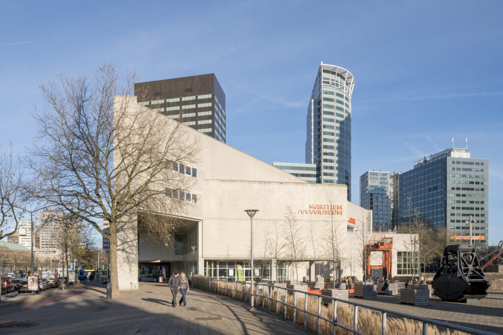 Het Maritiem Museum aan de Leuvehaven.