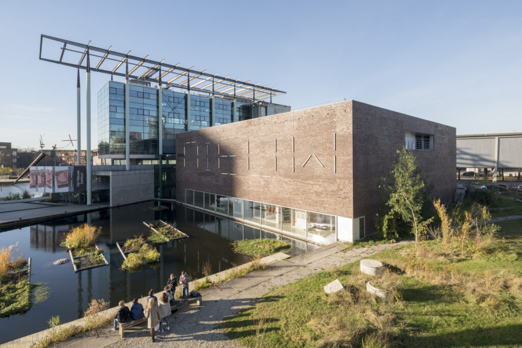 Mensen staan naast de vijver voor Het Nieuwe Instituut.