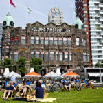 Mensen op het grasveld voor Hotel New York