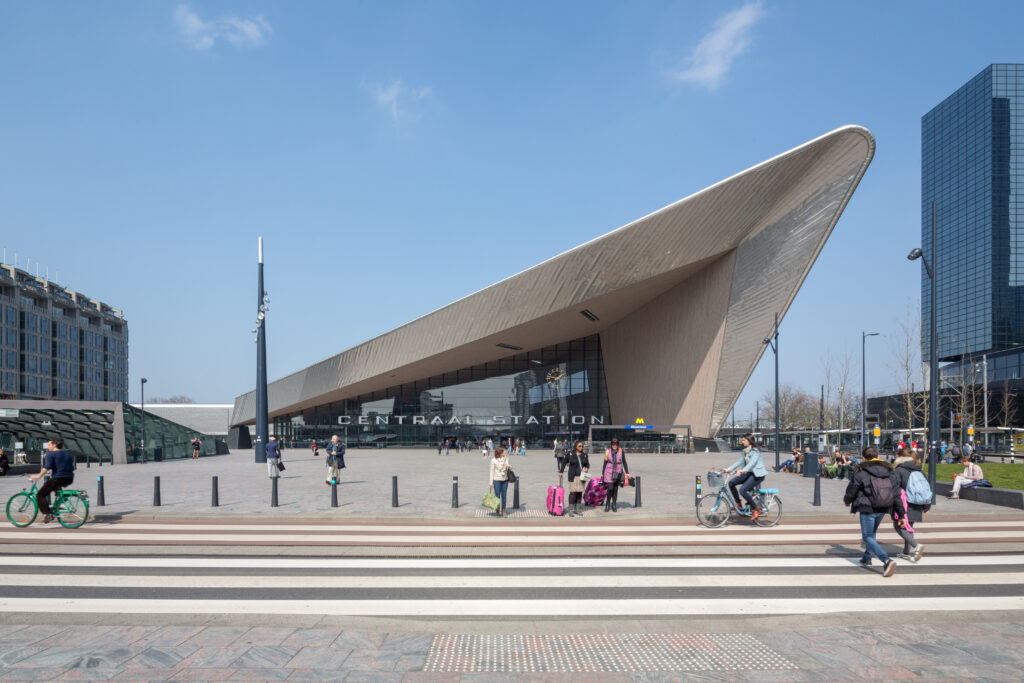 Centrum: Vooraanzicht Centraal Station, gezien vanaf het Kruisplein.