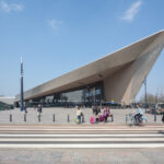 Rotterdam Centraal Station met passanten die voorbij wandelen en fietsen.