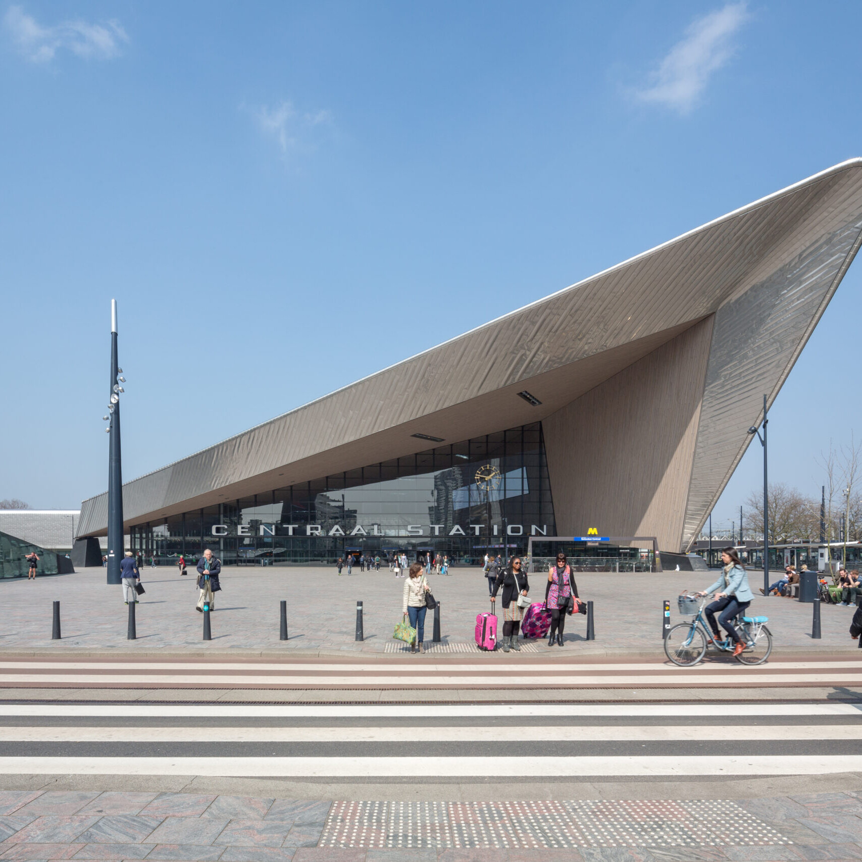 Rotterdam Centraal Station met passanten die voorbij wandelen en fietsen.