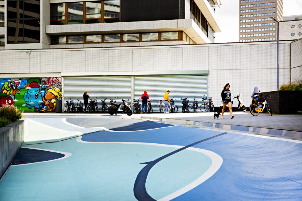 Het Benthemplein is het eerste grootschalige waterplein ter wereld en is ontworpen door de Urbanisten.