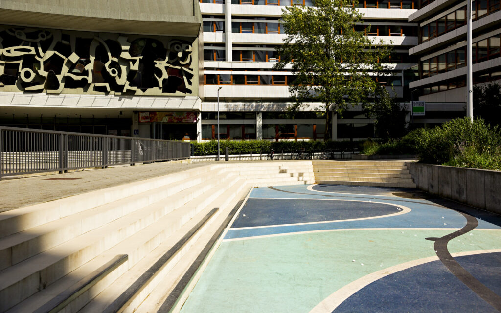 Het Benthemplein  is het eerste grootschalige waterplein ter wereld en ontworpen door de Urbanisten.