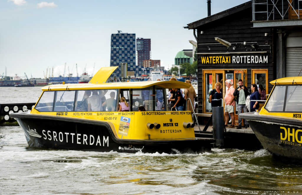 Watertaxi’s komen aan bij het basisstation gelegen in Katendrecht.