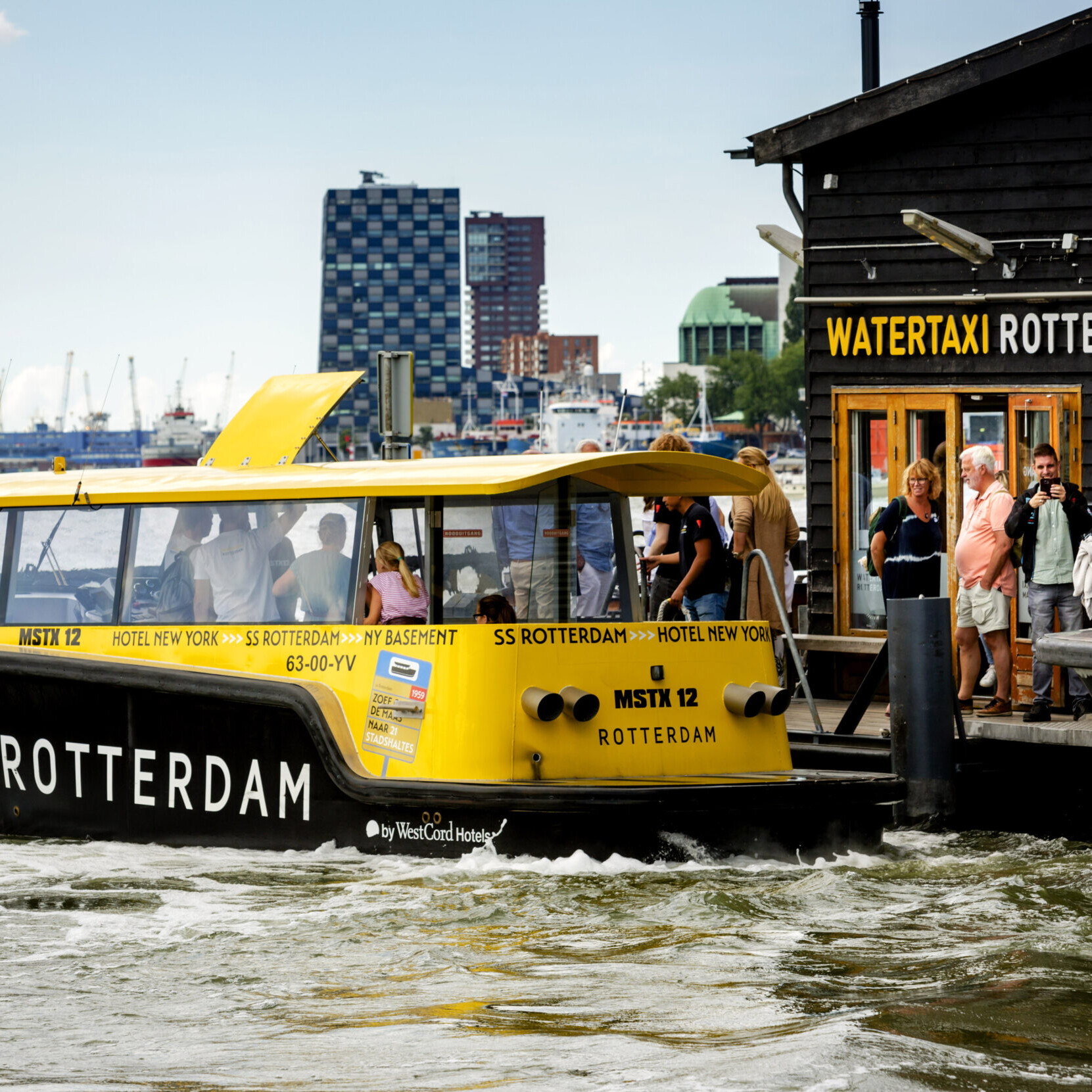 Passagiers stappen in de Watertaxi Rotterdam