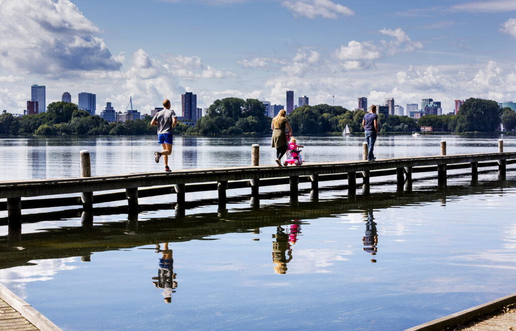 Kralingen-Crooswijk: Recreanten lopen over een steiger bij de Kralingse Plas.