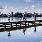 Recreanten bij de Kralingse Plas