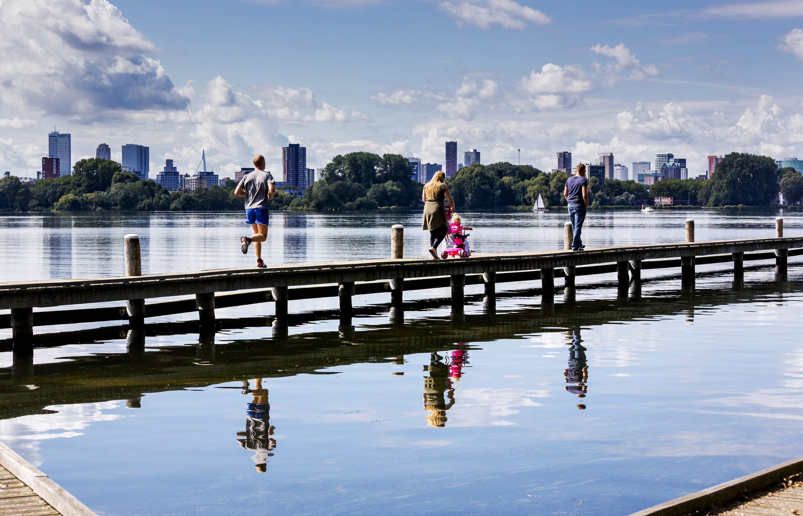Kralingen-Crooswijk: Recreanten lopen over een steiger bij de Kralingse Plas.