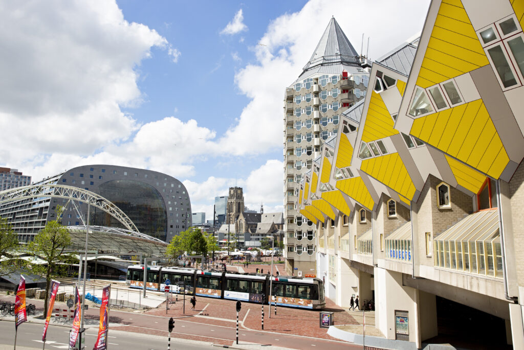 De Kubuswoningen en het Potlood ontworpen door Piet Blom en de Markthal ontworpen door Winy Maas van MVRDV Architecten.